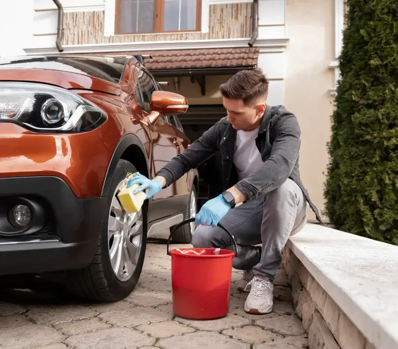 Lavage auto à domicile Saint-Michel-sur-Meurthe : professionnel intervenant sur un véhicule